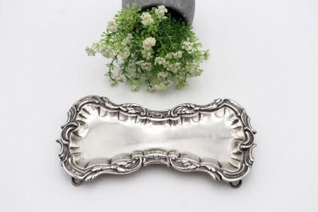 Bandeja para tesoura de morrões em prata com friso e elementos vegetalistas 